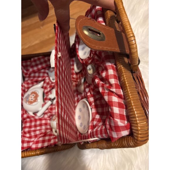 Raggedy Ann Childrens Miniature Porcelain Tea Set Wicker Picnic Basket Schylling - Picture 8 of 11
